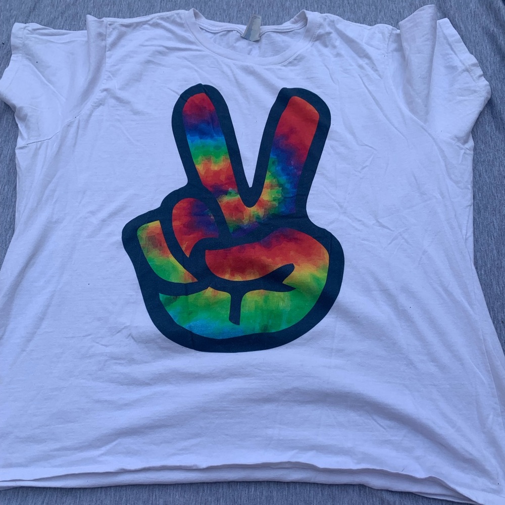 White XXXL tee with rainbow peace sign